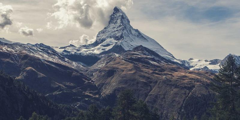 从《恋与制作人》到《光与夜之恋》：深度解析女性向手游的用户画像与内容创作蓝海