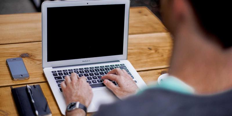 电竞产业生态报告：从游戏评测到城市主场，解析俱乐部营收与赛事版权新趋势